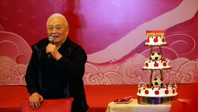 两人刚走进酒店的大厅，大厅休息区一个白种女人便开心的跑了过来，对萧初然说道：初然，你终于到了。